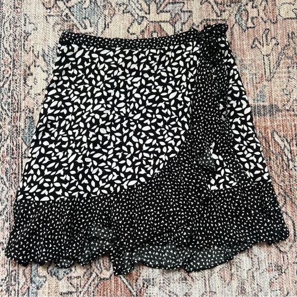 Banana Republic Ruffle Wrap Mini Skirt Ditzy Floral Size 4 Tie Boho NWT Black - Picture 8 of 12